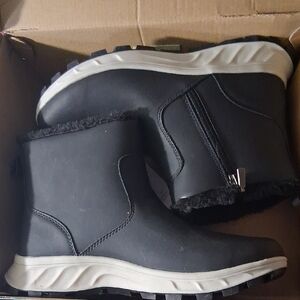 Khombu Black Winter Boots Slip-On Design